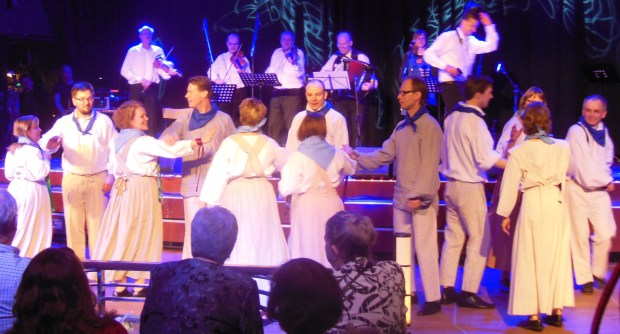 Föreningen Brage i Helsingfors folkdanslag på Folklandia 2015. Foto: Bettina Westerholm.