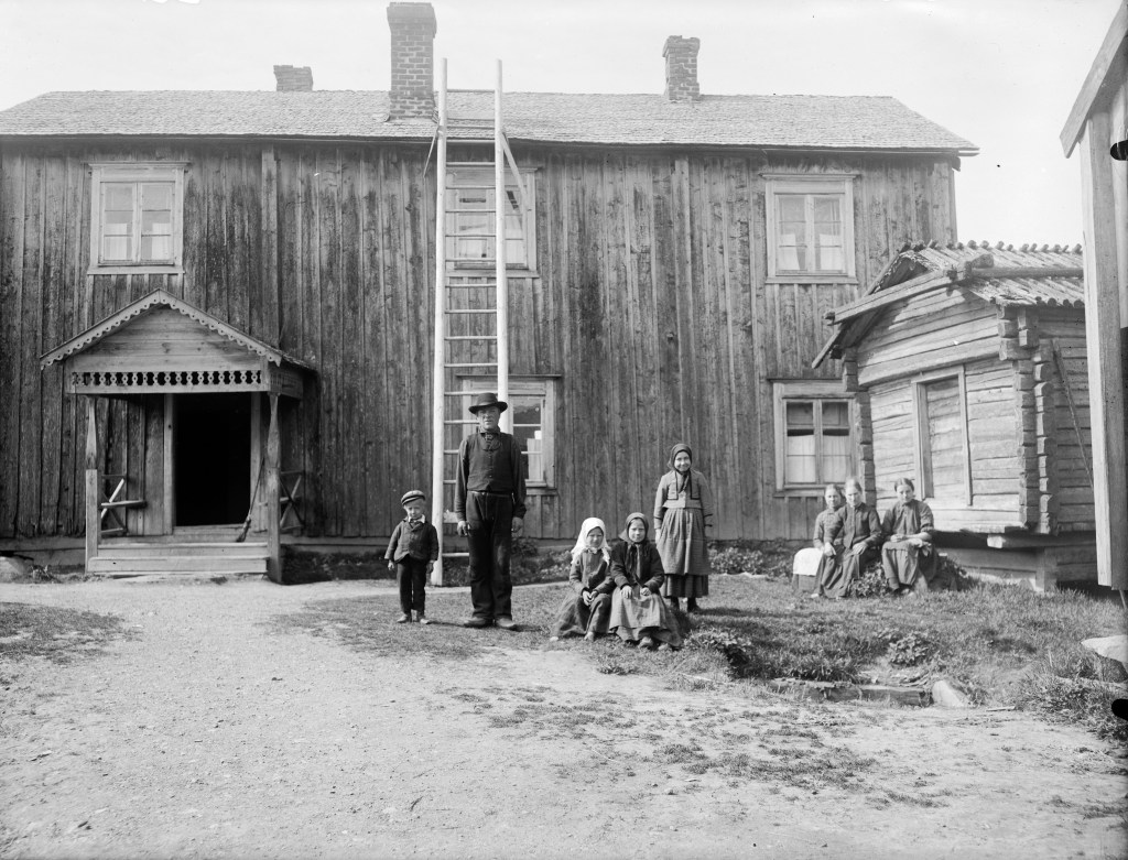 Gårdens innevånare poserar framför boningshuset 