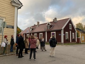 stadsmiljö med grupp av människor